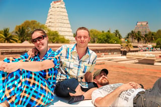 Gruppe von Touristen auf der Aussichtsplattform im Großen Tempel in Trichy